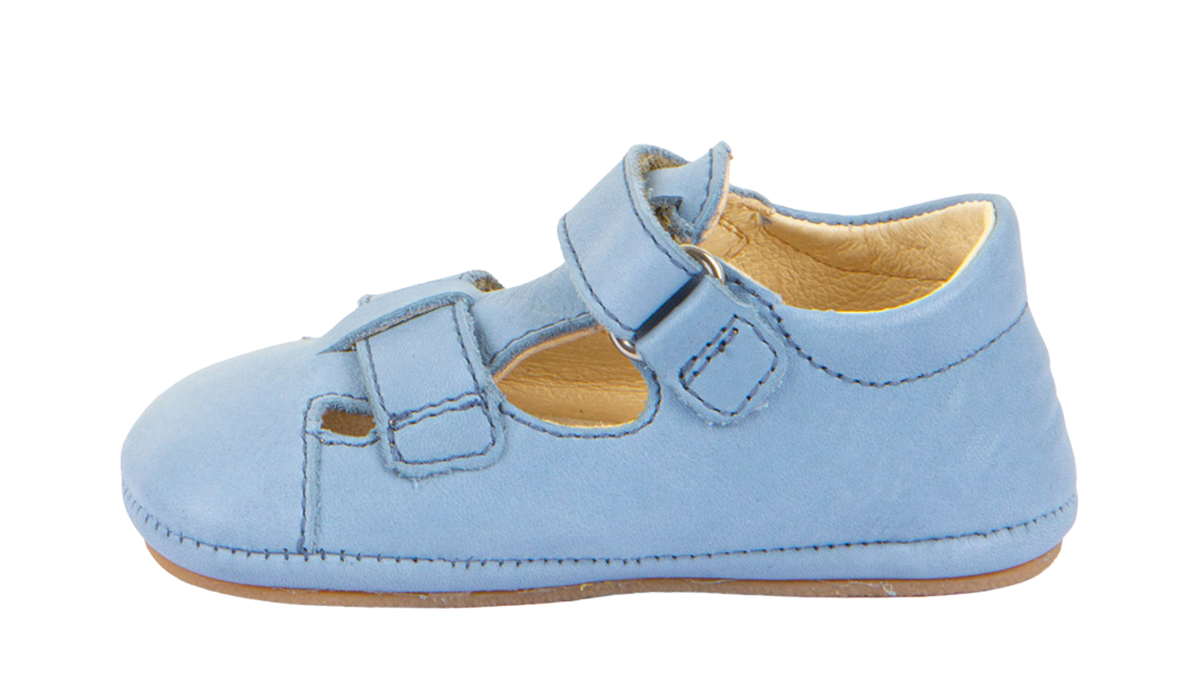 Barfußsandale für Kinder, geschlossene Zehen und geschlossener Fersenbereich, Klettverschluss, seitliche Aussparungen, flexible Sohle, Einzelschuh, Seitenansicht innen