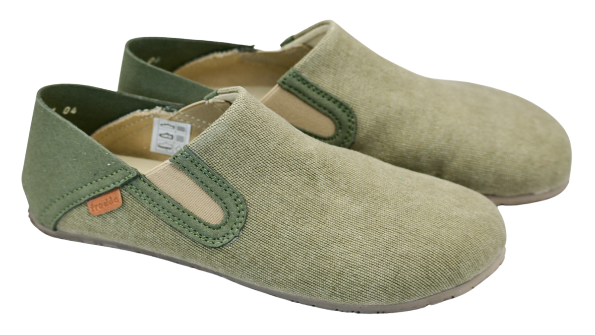 Barfußschuhe als Slipper mit elastischem Einsatz, geschlossene Zehen und geschlossener Fersenbereich, schräge Vorderansicht, Paar