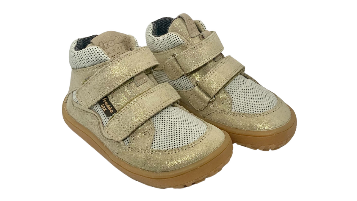 Barfußschuhe für Kinder mit zwei Klettverschlüssen, geschlossene Zehen und geschlossener Fersenbereich, schräge Vorderansicht, Paar