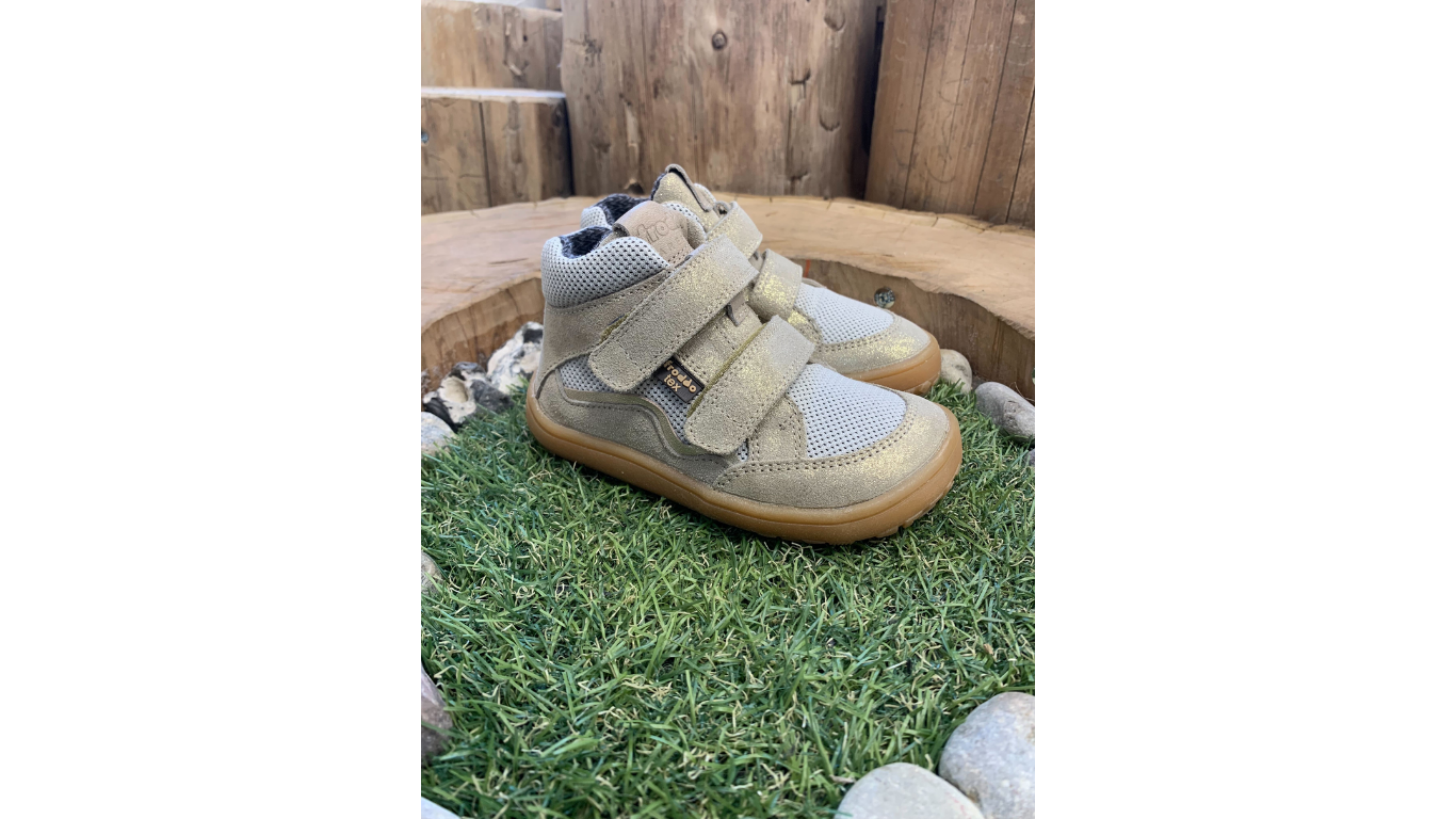 Barfußschuhe für Kinder mit zwei Klettverschlüssen, geschlossene Zehen und geschlossener Fersenbereich, schräge Vorderansicht im Außenbereich, Paar