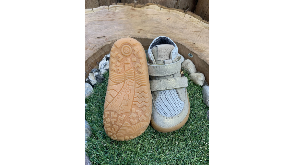 Barfußschuhe für Kinder mit flexibler profilierter Sohle, Ansicht von unten im Außenbereich, Paar