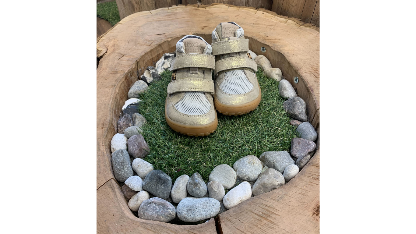 Barfußschuhe für Kinder mit zwei Klettverschlüssen, geschlossene Zehen und geschlossener Fersenbereich, Draufsicht im Außenbereich, Paar