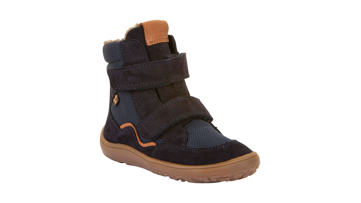 Barfußwinterstiefel für Kinder, geschlossene Zehen und geschlossener Fersenbereich, zwei Klettverschlüsse, profilierte Sohle, strukturierte Oberfläche, Einzelschuh, schräge Vorderansicht