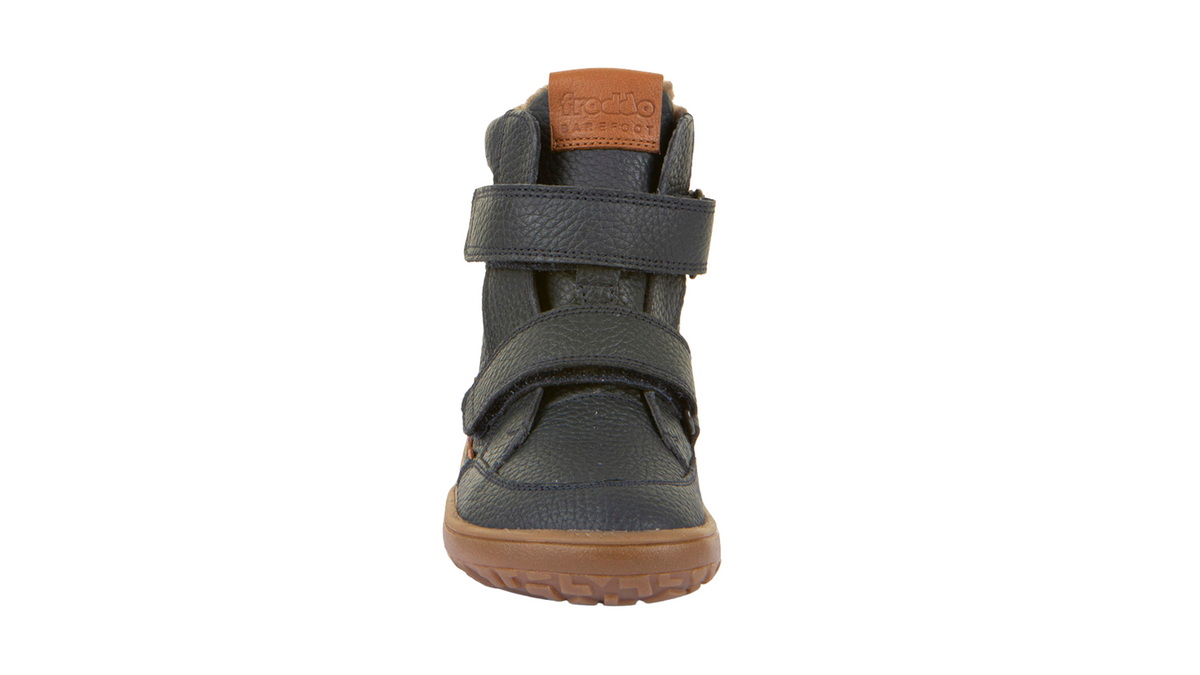 Barfußwinterstiefel für Kinder, geschlossene Zehen und geschlossener Fersenbereich, zwei Klettverschlüsse, profilierte Sohle, strukturierte Oberfläche, Einzelschuh, Vorderansicht