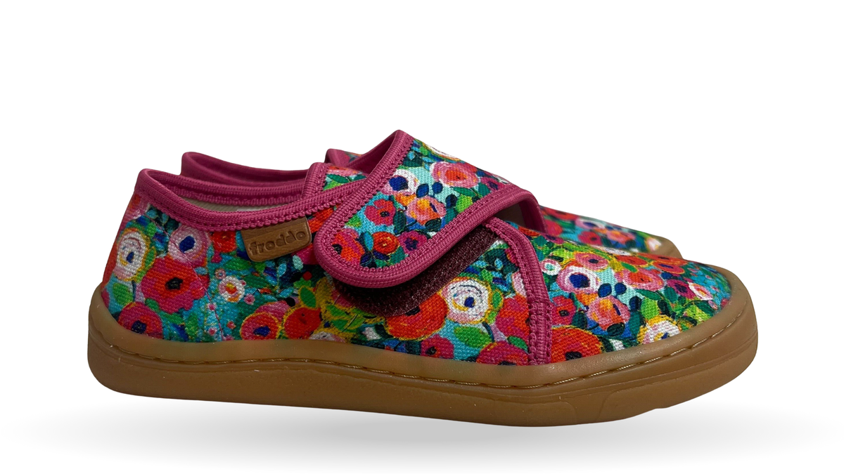Barfußschuh mit Klettverschluss, geschlossene Zehen und geschlossener Fersenbereich, Seitenansicht außen, einzelner Schuh
