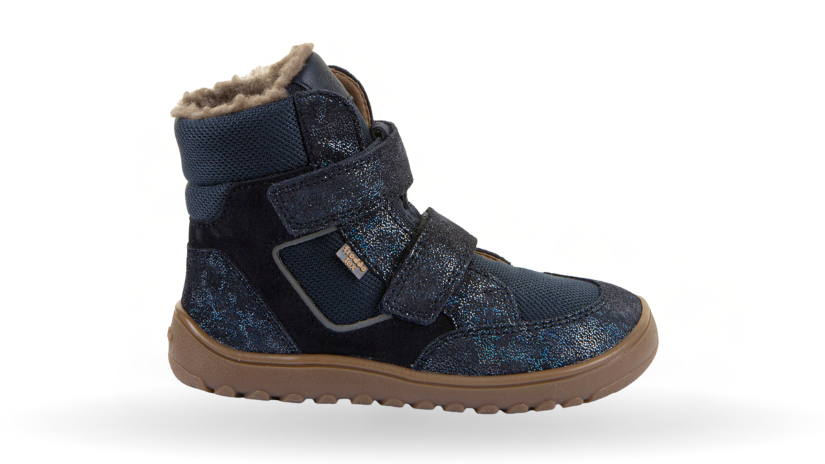 Gefütterter Kinder-Barfußstiefel mit breiter Zehenbox, zwei Klettverschlüssen und sichtbarem Futter, Seitenansicht außen