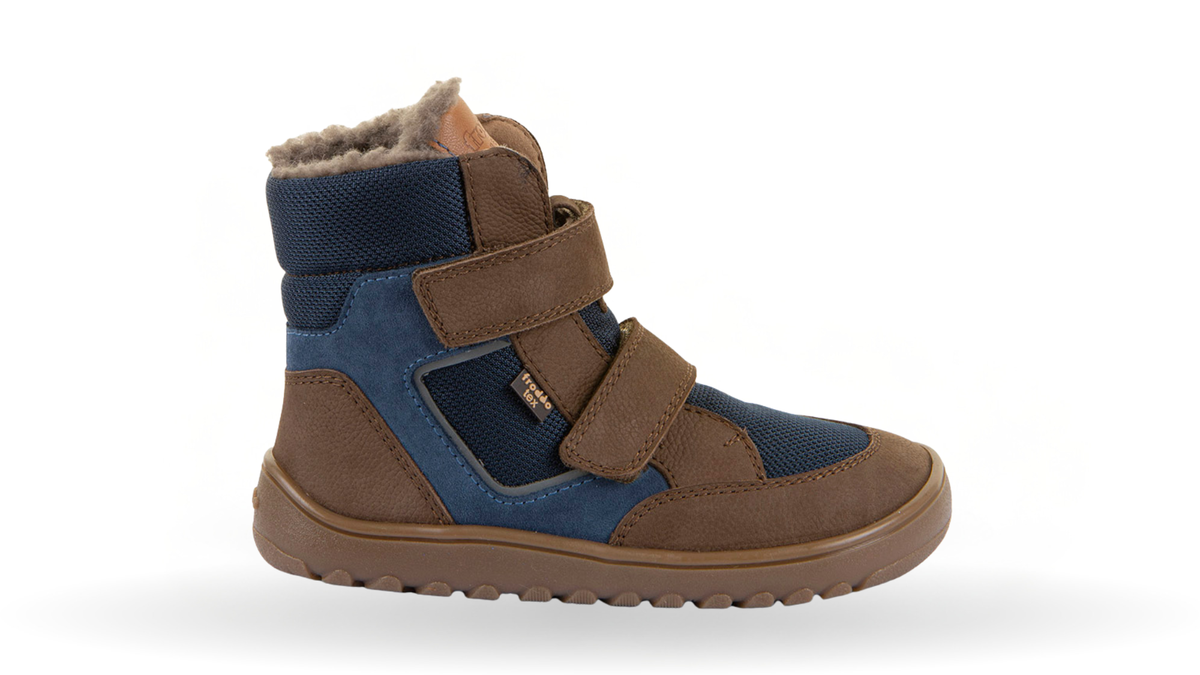 Gefütterter Kinder-Barfußstiefel mit breiter Zehenbox, zwei Klettverschlüssen und Zehenschutz, Seitenansicht außen