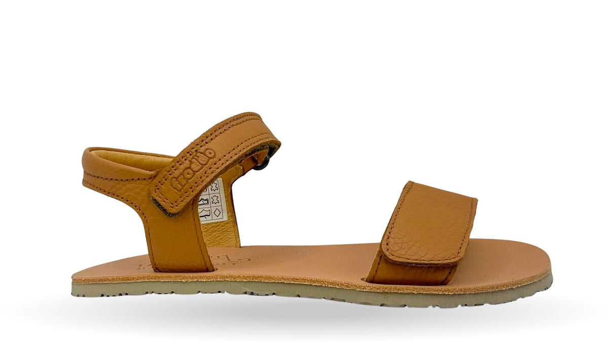 Barfußsandale für Kinder mit zwei Klettverschlüssen, offene Zehen und offener Fersenbereich, Seitenansicht außen, einzelner Schuh