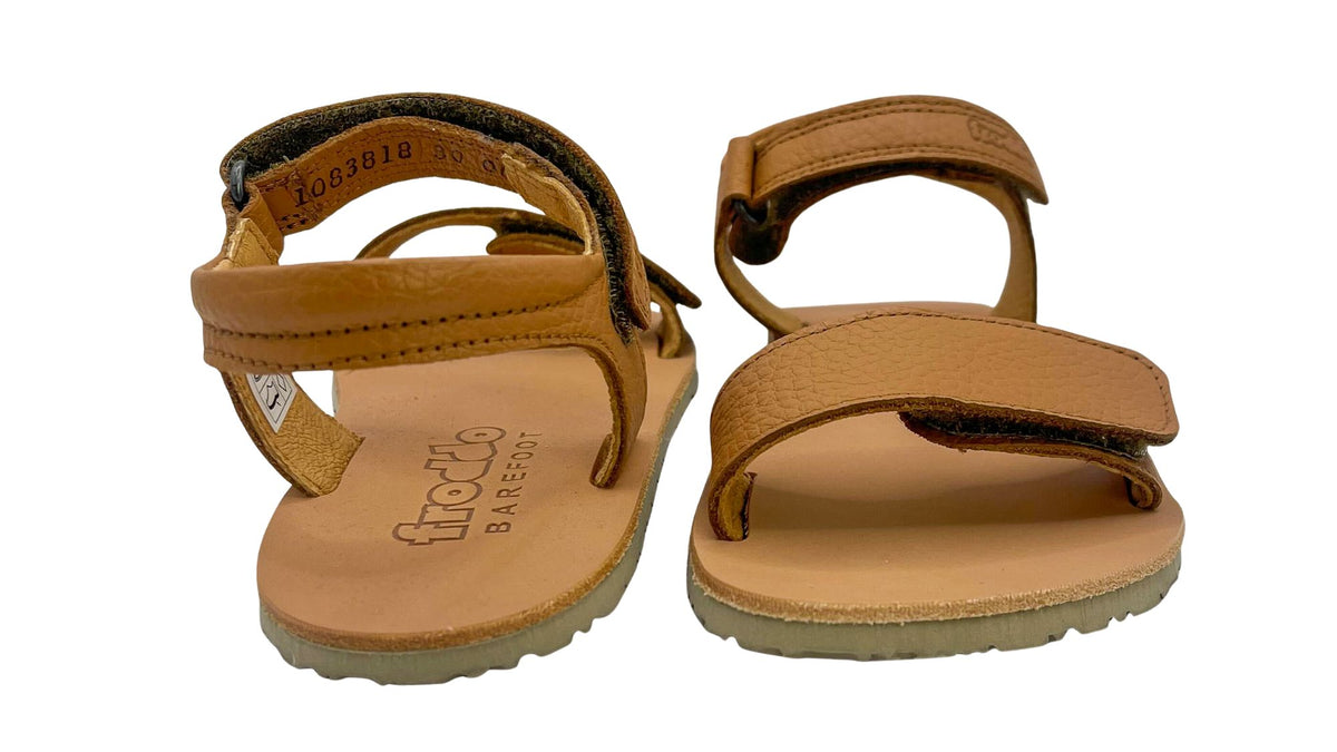 Barfußsandalen für Kinder mit zwei Klettverschlüssen, offene Zehen und offener Fersenbereich, schräge Vorderansicht, Paar