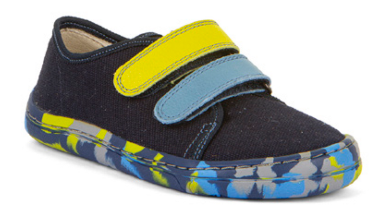 Barfußschuh für Kinder mit zwei Klettverschlüssen, geschlossene Zehen und geschlossener Fersenbereich, Seitenansicht außen, einzelner Schuh