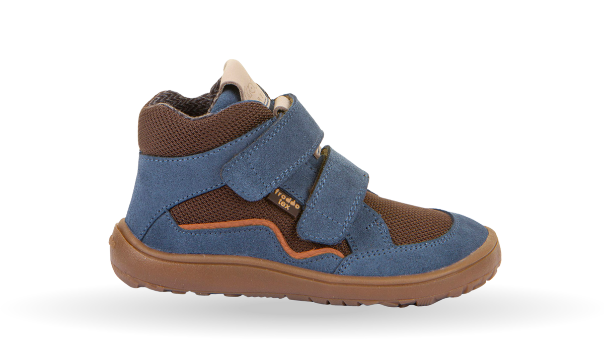 Kinder-Barfußschuh mit breiter Zehenbox, zwei Klettverschlüssen und geschlossenen Zehen, Seitenansicht außen