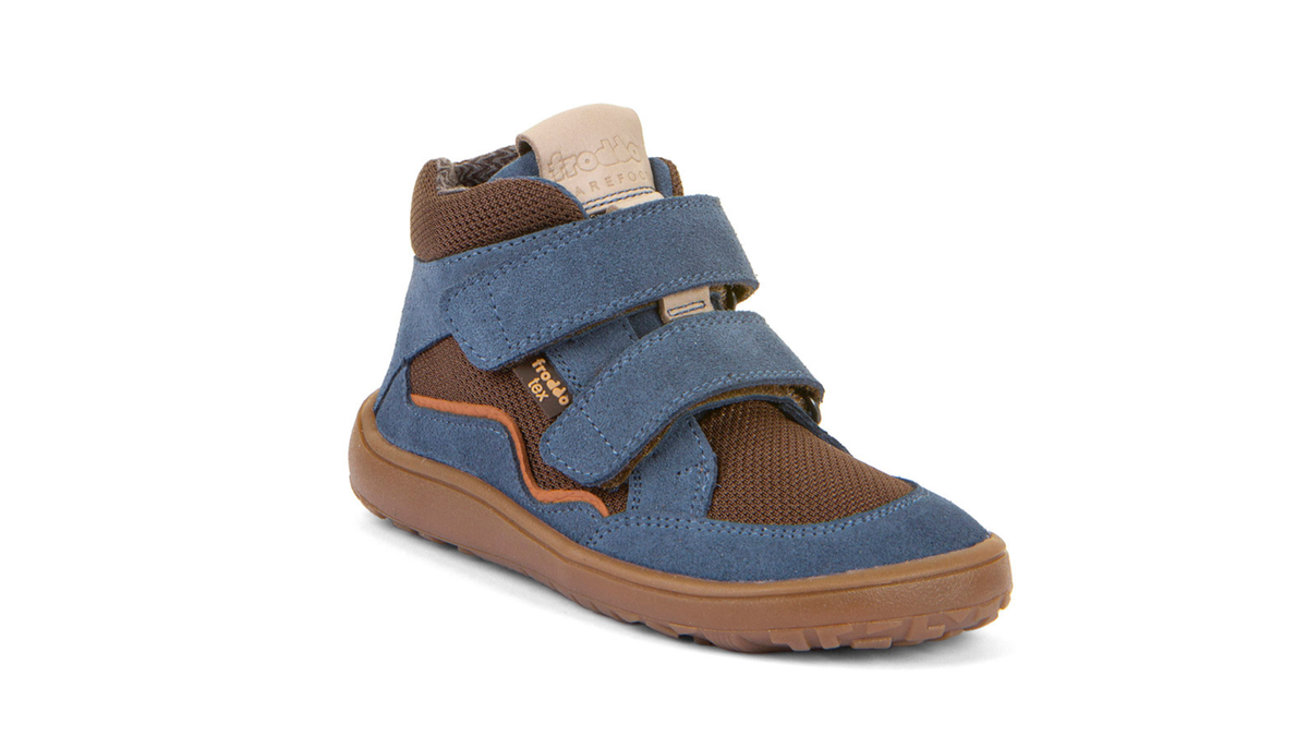 Kinder-Barfußschuh mit breiter Zehenbox, zwei Klettverschlüssen und Zehenschutz, schräge Vorderansicht