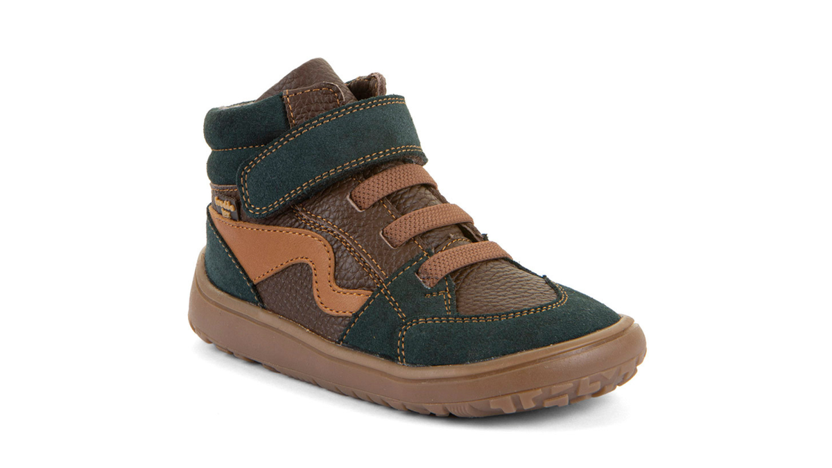 Kinder-Barfußstiefel mit breiter Zehenbox, Klettverschlüssen und Zehenschutz, schräge Vorderansicht