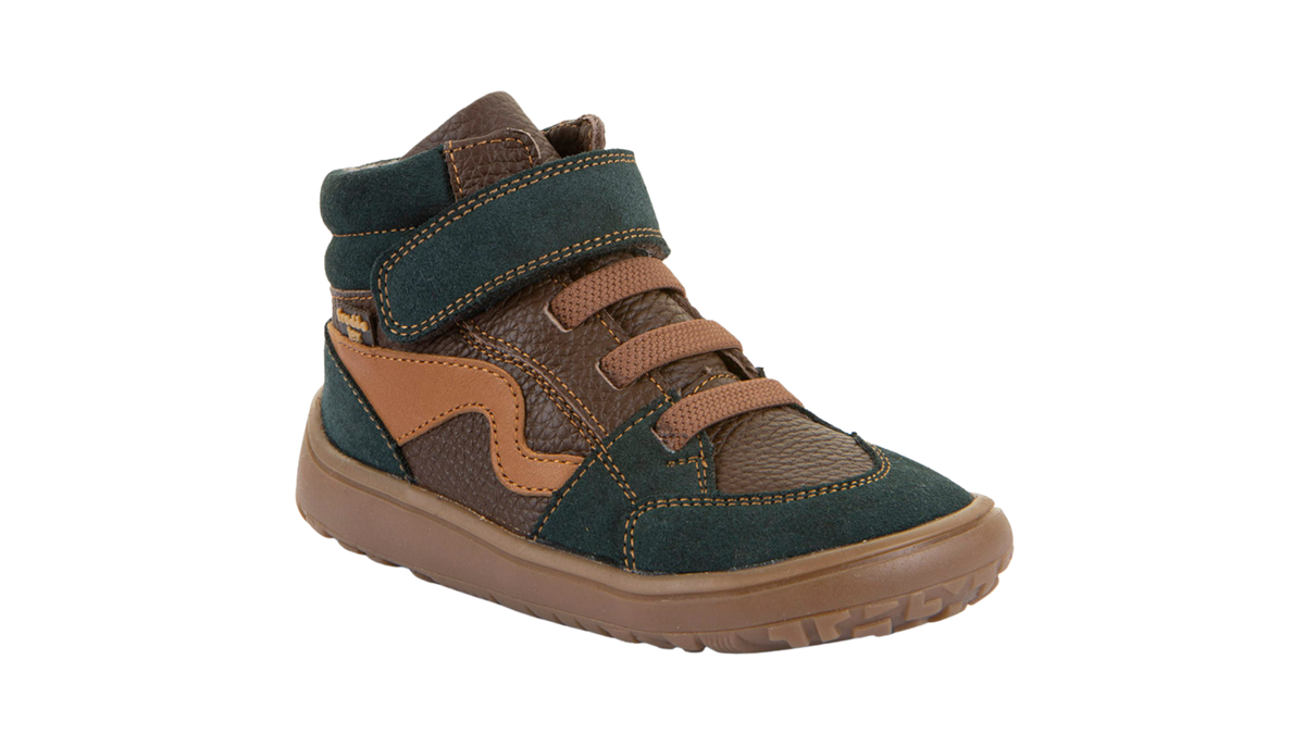 Kinder-Barfußstiefel mit breiter Zehenbox, Klettverschlüssen und Zehenschutz, schräge Vorderansicht