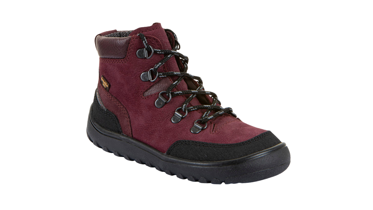 Barfußstiefel mit breiter Zehenbox, Schnürung und Zehenschutz, schräge Vorderansicht