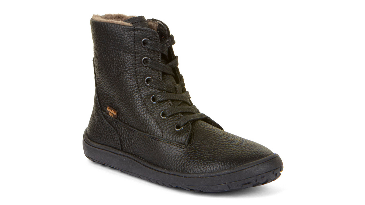 Barfußstiefel mit Schnürung, geschlossene Zehen und geschlossener Fersenbereich, schräge Vorderansicht, einzelner Schuh
