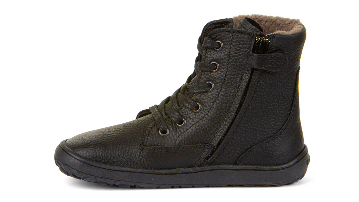 Barfußstiefel mit Schnürung und seitlichem Reißverschluss, geschlossene Zehen und geschlossener Fersenbereich, Seitenansicht innen, einzelner Schuh