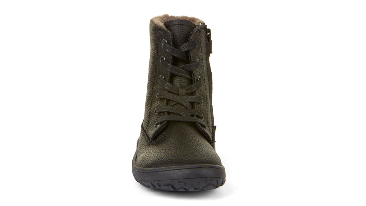 Barfußstiefel mit Schnürung, geschlossene Zehen und geschlossener Fersenbereich, Vorderansicht, einzelner Schuh