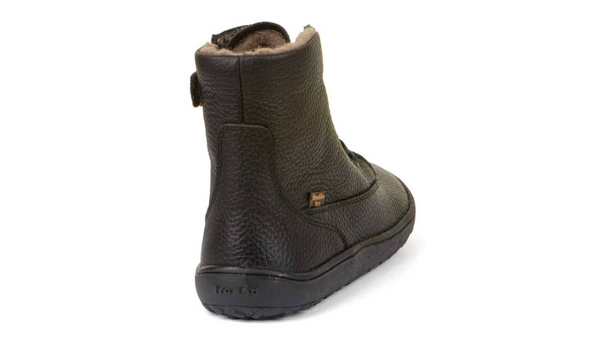 Barfußstiefel mit Schnürung, geschlossene Zehen und geschlossener Fersenbereich, Rückansicht, einzelner Schuh