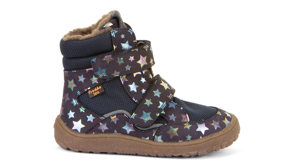 Barfußstiefel für Kinder mit zwei Klettverschlüssen, geschlossene Zehen und geschlossener Fersenbereich, Seitenansicht außen, einzelner Schuh