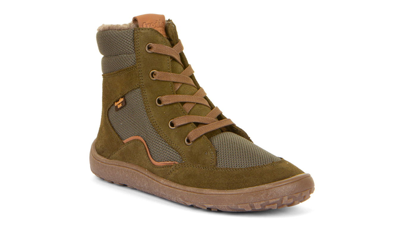 Barfußwinterstiefel für Kinder, geschlossene Zehen und geschlossener Fersenbereich, Schnürung mit Ösen, profilierte Sohle, Einzelschuh, schräge Vorderansicht