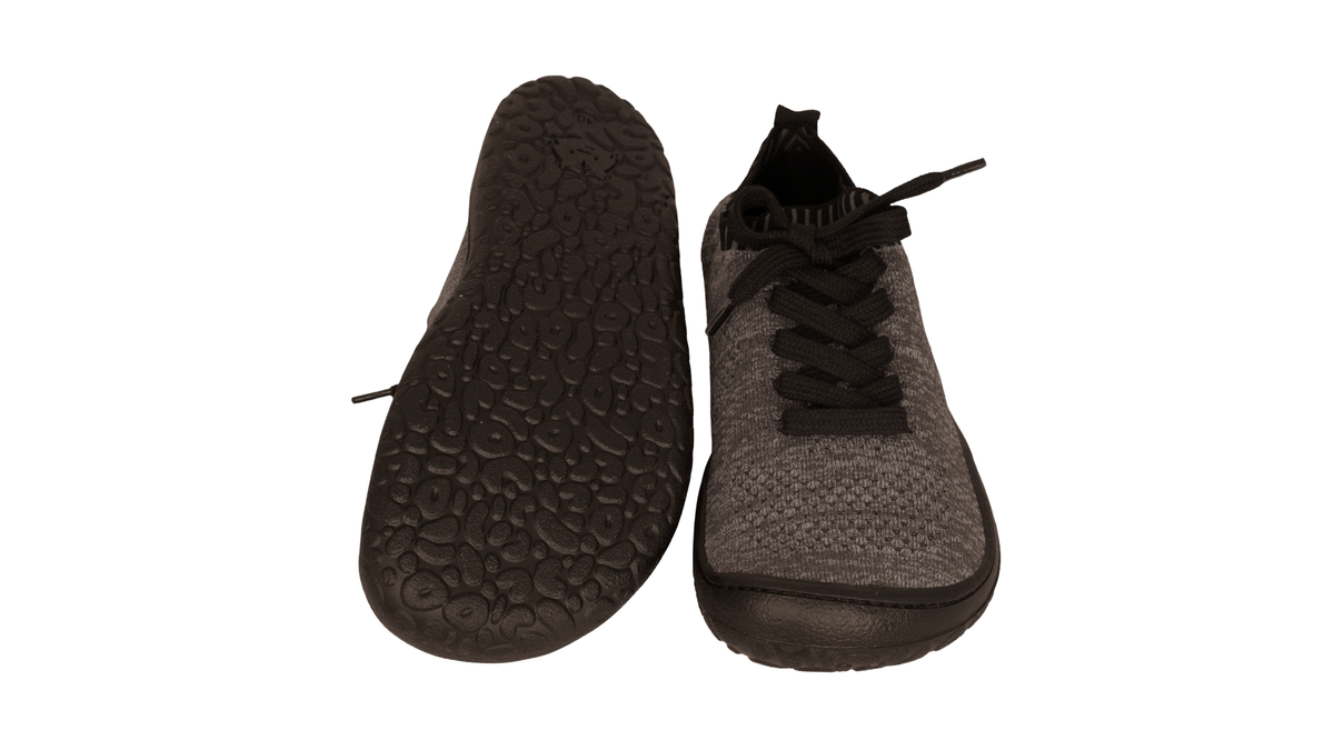 Barfußschuh mit Schnürsenkeln, geschlossener Zehenbox und geschlossenem Fersenbereich, flexible Sohle, Draufsicht und Ansicht von unten