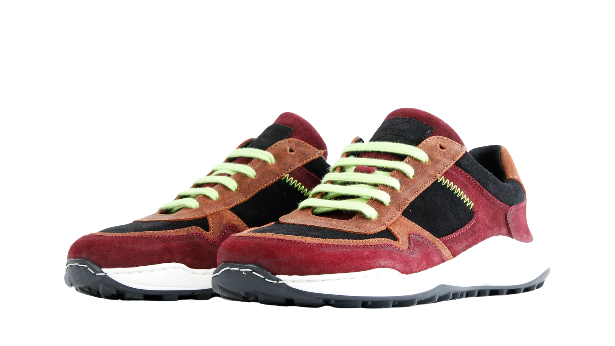 Paar Sneaker für Erwachsene mit Schnürung und breiter Zehenbox, schräge Vorderansicht