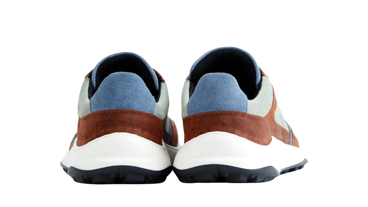 Paar Sneaker für Erwachsene mit flacher Sohle, Rückansicht