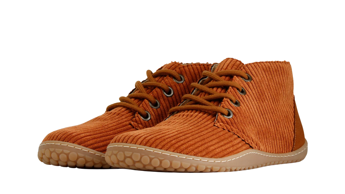 Paar Barfuß-Booties für Erwachsene mit Schnürung und breiter Zehenbox, schräge Vorderansicht
