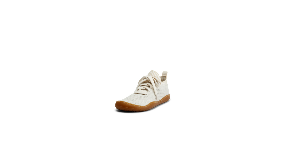 Barfußschuh mit Schnürsenkeln, geschlossener Zehenbox und geschlossenem Fersenbereich, flexible Sohle, schräge Vorderansicht