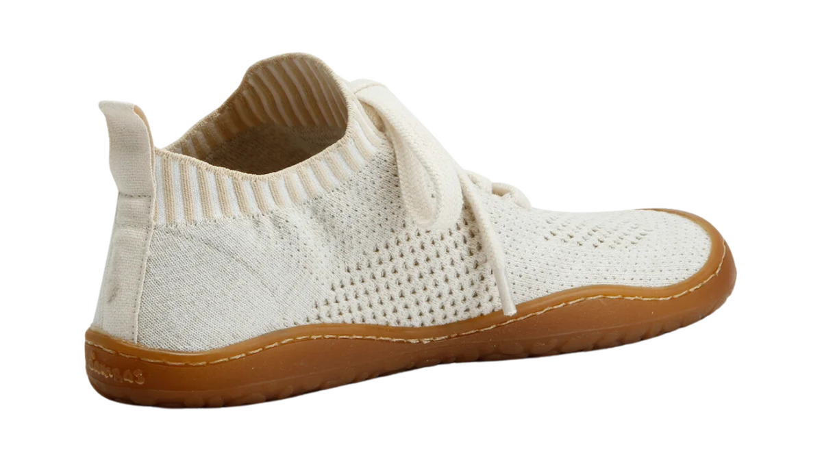 Barfußschuh mit Schnürsenkeln, geschlossener Zehenbox und geschlossenem Fersenbereich, flexible Sohle, schräge Rückansicht