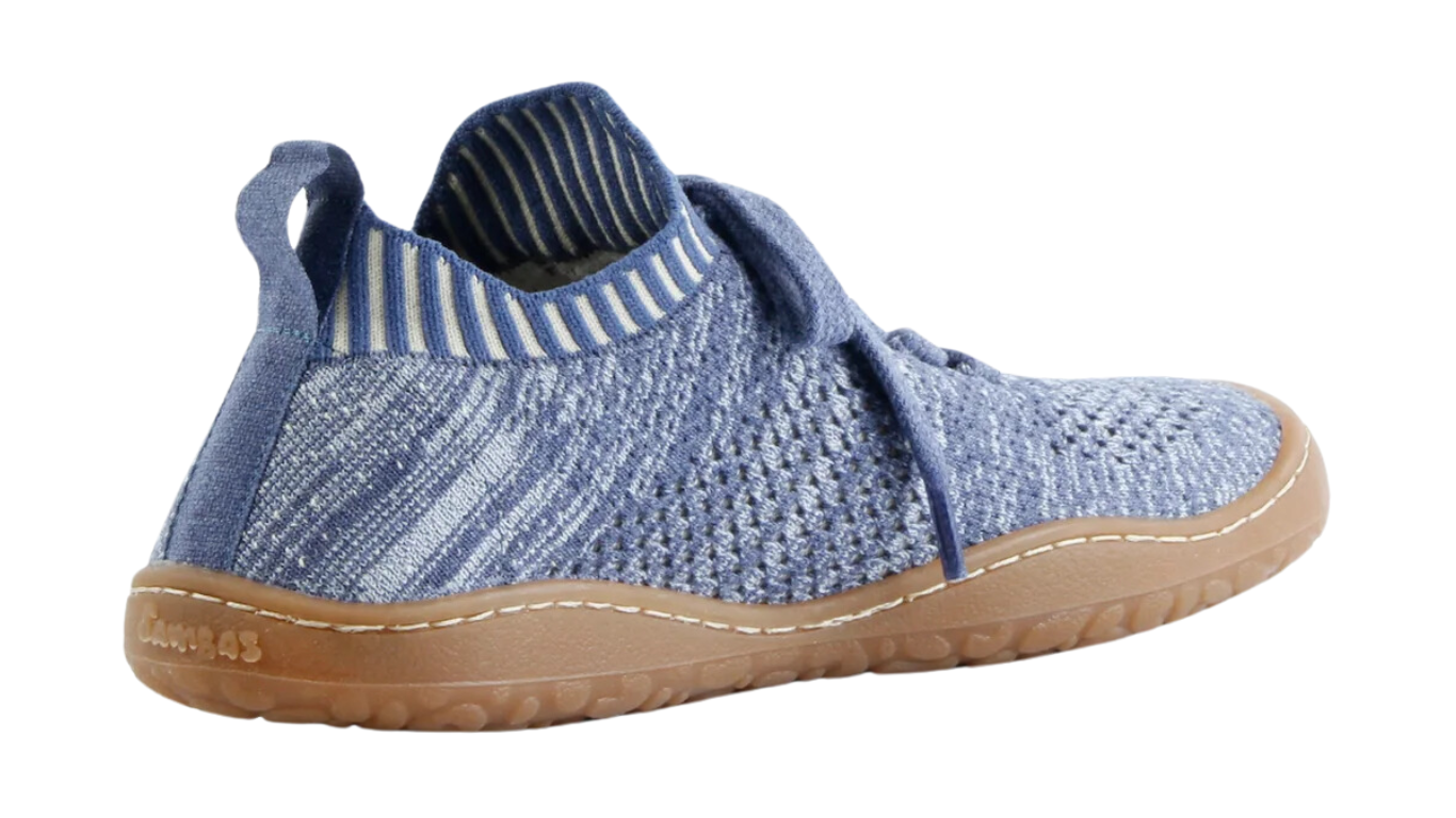 Barfußschuh mit Schnürsenkeln, geschlossener Zehenbox und geschlossenem Fersenbereich, flexible Sohle, schräge Vorderansicht