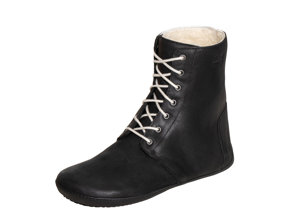 Barfußwinterstiefel, geschlossene Zehen und geschlossener Fersenbereich, Schnürsenkel, flexible Sohle, einzelner Schuh, schräge Vorderansicht