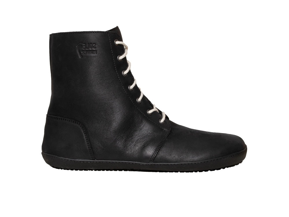 Barfußwinterstiefel, geschlossene Zehen und geschlossener Fersenbereich, Schnürsenkel, flexible Sohle, einzelner Schuh, Seitenansicht außen