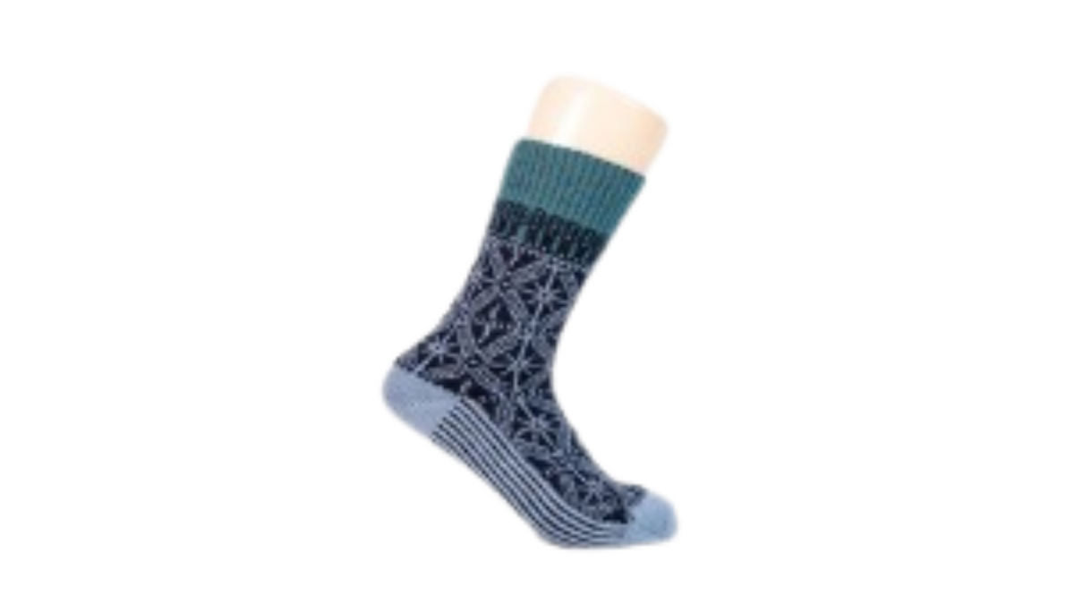 Socken ohne separate Zehen, wadenhoher Schaft, elastischer Bund, gemustertes Schaftteil, verstärkter Fersen- und Zehenbereich, Seitenansicht außen