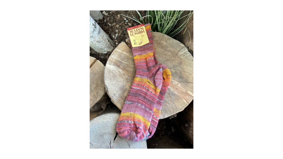 Socken ohne separate Zehen, wadenhoher Schaft, elastischer Bund, gestreiftes Strickmuster, verstärkter Fersen- und Zehenbereich, schräge Vorderansicht
