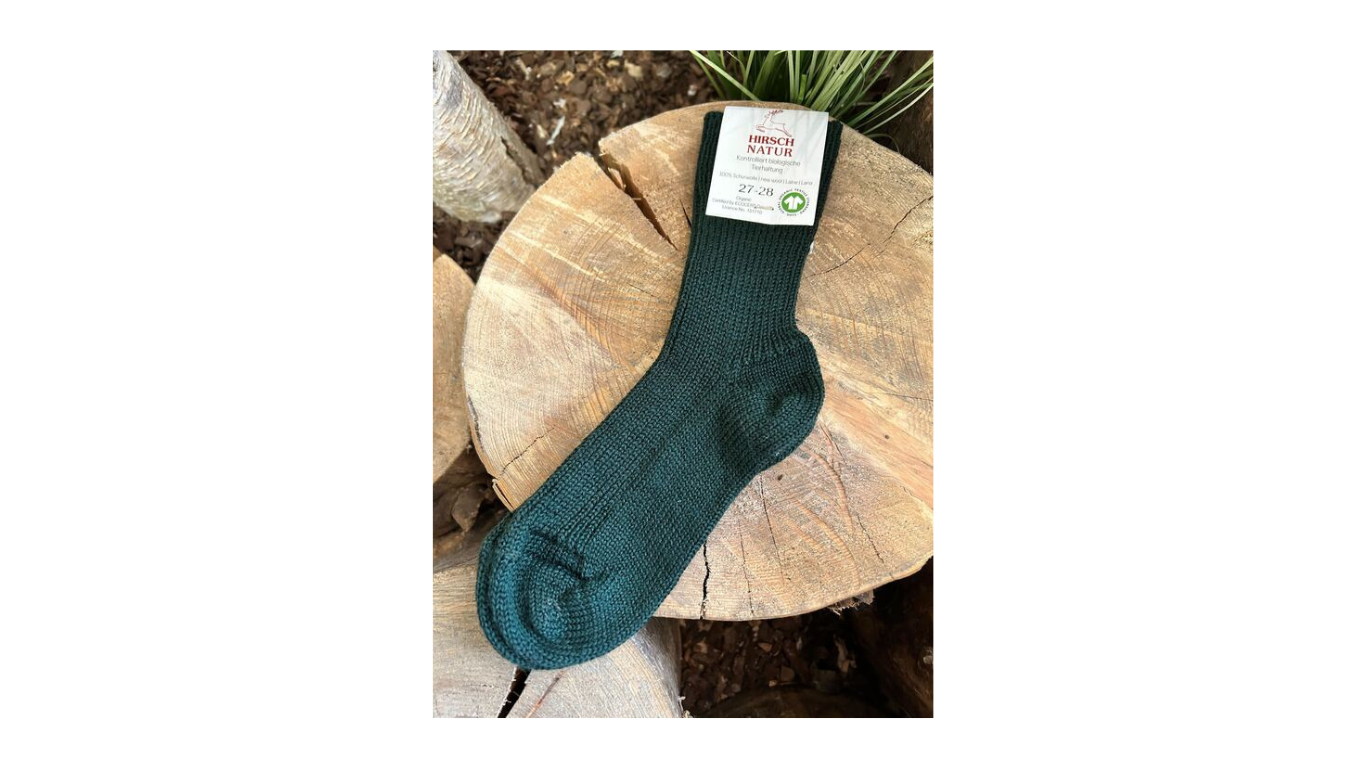Socken ohne separate Zehen, wadenhoher Schaft, elastischer Bund, gestreiftes Strickmuster, verstärkter Fersen- und Zehenbereich, schräge Vorderansicht