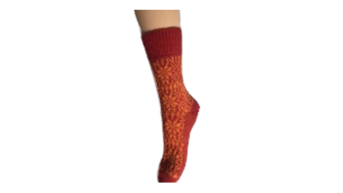 Socken ohne separate Zehen, wadenhoher Schaft, elastischer Bund, gemustertes Schaftteil, getragen am Fuß, Seitenansicht außen