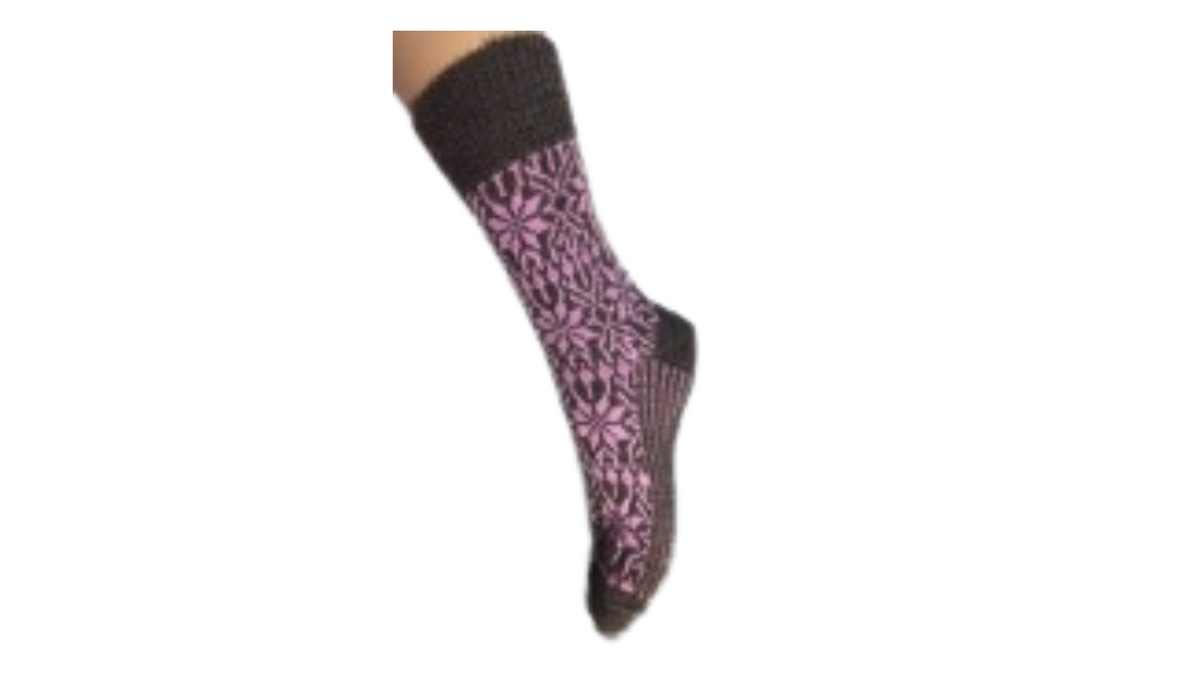 Socken ohne separate Zehen, wadenhoher Schaft, elastischer Bund, gemustertes Schaftteil, getragen am Fuß, Seitenansicht außen