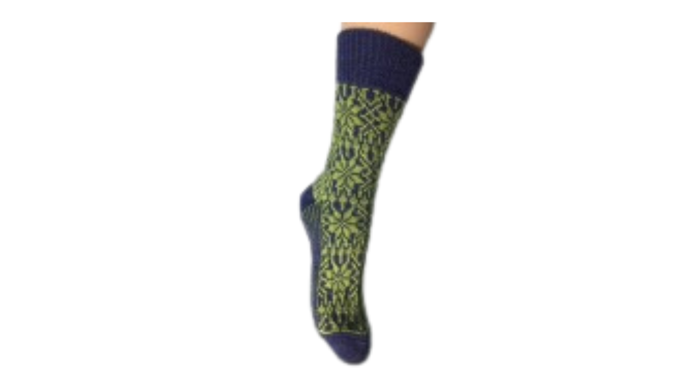 Socken ohne separate Zehen, wadenhoher Schaft, elastischer Bund, gemustertes Schaftteil, getragen am Fuß, Seitenansicht außen