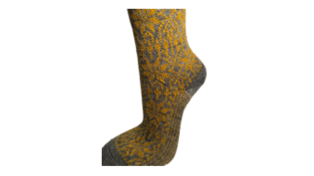 Socken ohne separate Zehen, wadenhoher Schaft, elastischer Bund, gemustertes Schaftteil, getragen am Fuß, Seitenansicht außen
