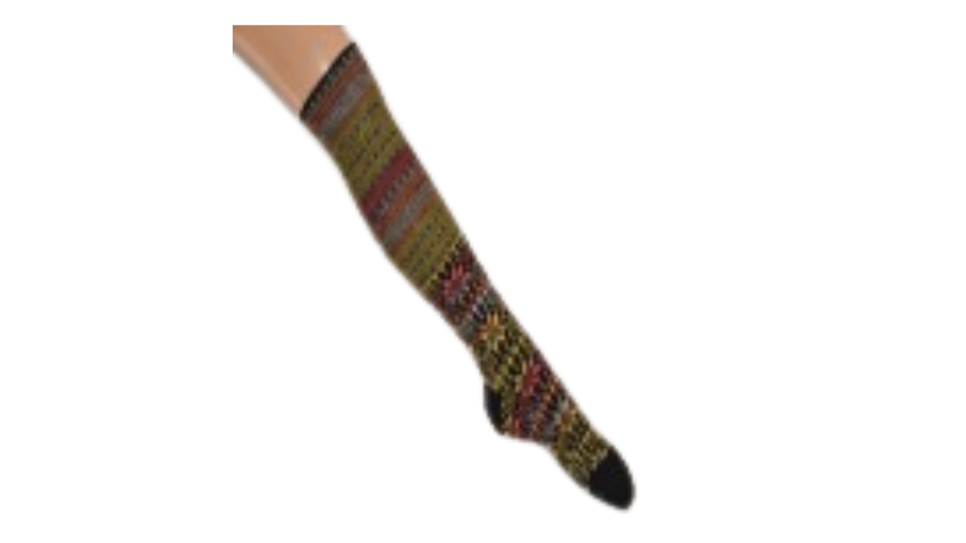 Socken ohne separate Zehen, knielanger Schaft, elastischer Bund, gemustertes Schaftteil, getragen am Fuß, Seitenansicht außen