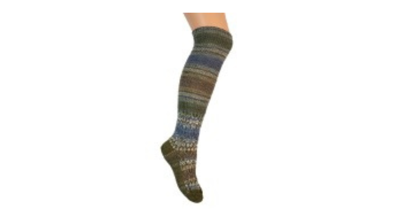 Socken ohne separate Zehen, knielanger Schaft, elastischer Bund, gemustertes Schaftteil, getragen am Fuß, Seitenansicht außen