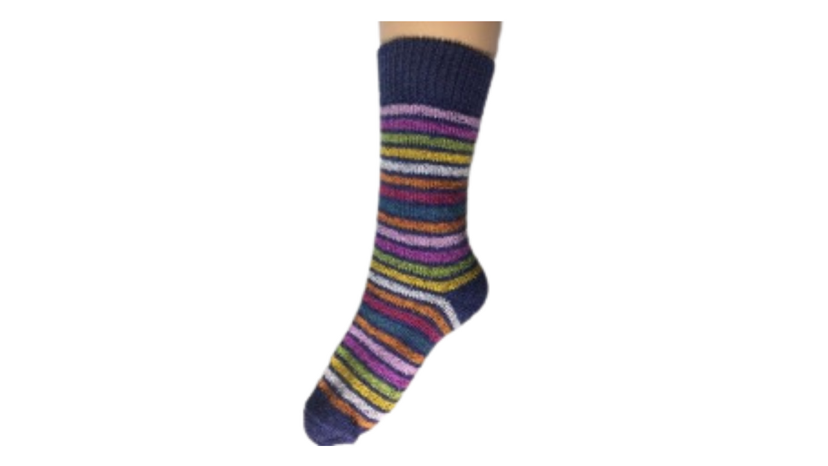 Socken ohne separate Zehen, wadenhoher Schaft, elastischer Bund, gestreiftes Strickmuster, verstärkter Fersen- und Zehenbereich, schräge Vorderansicht