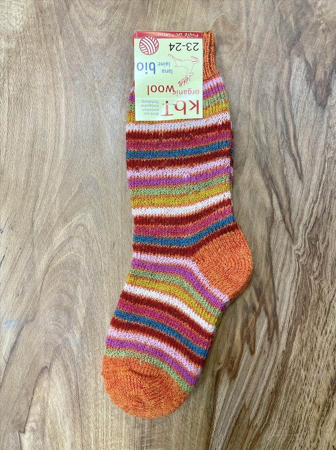 Kinder Socken ohne separate Zehen, wadenhoher Schaft, elastischer Bund, gestreiftes Strickmuster, verstärkter Fersen- und Zehenbereich, Draufsicht