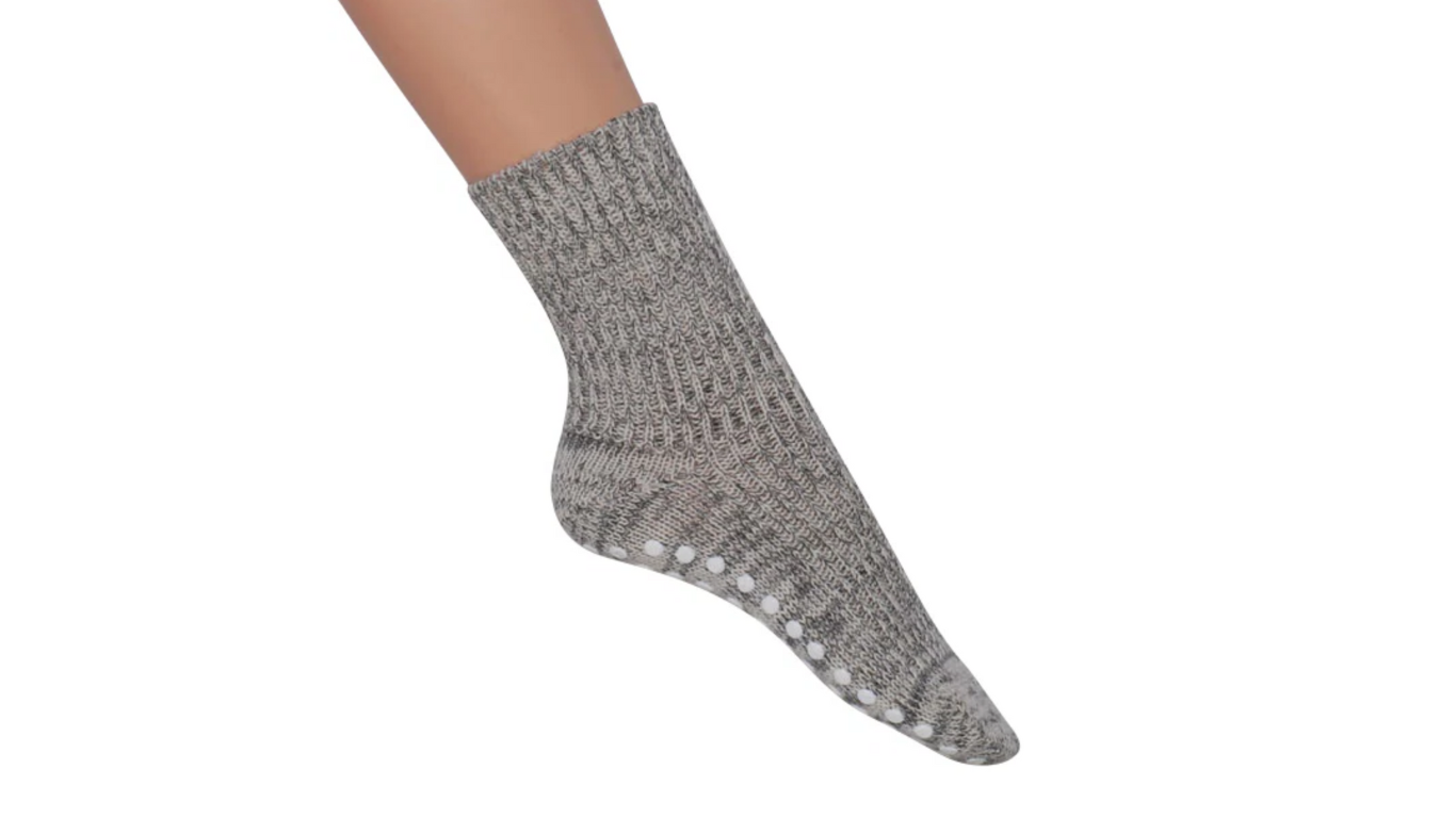 Socken ohne separate Zehen, knöchelhoher Schaft, elastischer Bund, gestricktes Muster, getragen am Fuß, Seitenansicht außen