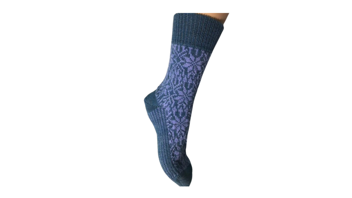 Socken ohne separate Zehen, wadenhoher Schaft, elastischer Bund, gemustertes Schaftteil, getragen am Fuß, Seitenansicht außen