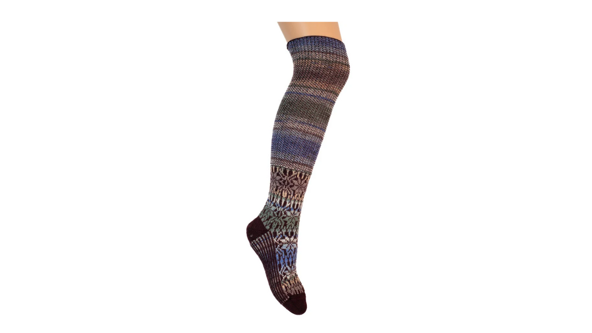 Socken ohne separate Zehen, knielanger Schaft, elastischer Bund, mehrfarbiges Strickmuster, verstärkter Fersen- und Zehenbereich, Seitenansicht außen