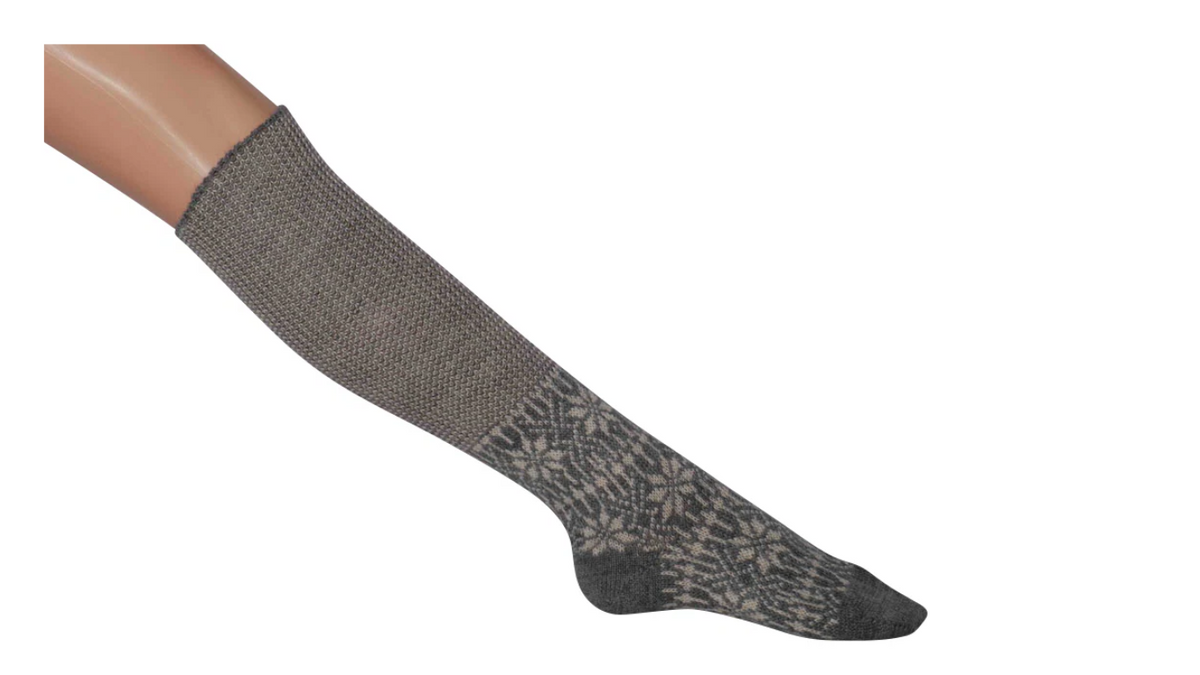 Socken ohne separate Zehen, knielanger Schaft, elastischer Bund, mehrfarbiges Strickmuster, verstärkter Fersen- und Zehenbereich, Seitenansicht außen