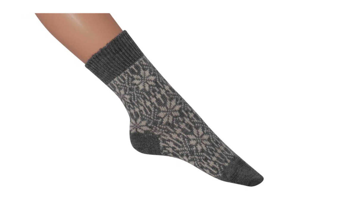 Socken ohne separate Zehen, wadenhoher Schaft, elastischer Bund, gemustertes Schaftteil, getragen am Fuß, Seitenansicht außen